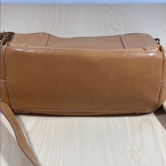 Relic Tan Shoulder Bag with Sleek Design - Picture 10 of 10
